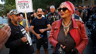 Мотористи и фенове се събраха тази сутрин пред Върховния административен