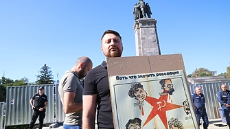 Протестиращи в София поискаха премахване на Паметника на Съветската армия
