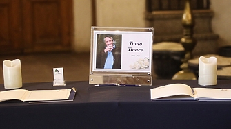 Близки приятели служители някои от най известните журналисти политици дейци на