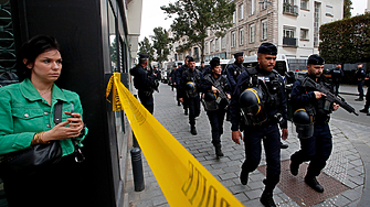 Мъж въоръжен с нож уби учител и рани няколко други