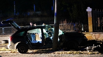 Лек автомобил с нелегални мигранти се е блъснал в електрически