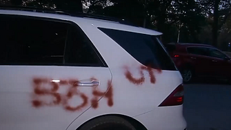 Вандали са надраскали със спрей автомобили на доброволци от Украинския