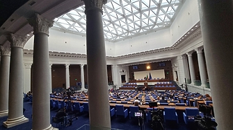 Обсъжданията на промените в Конституцията тръгнаха в парламента макар и