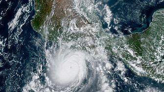 Потенциално катастрофален ураган се приближава към Мексико предаде Франс прес