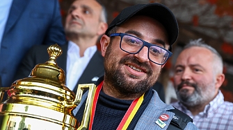 Старши треньорът на националния отбор по шахмат за жени Петър