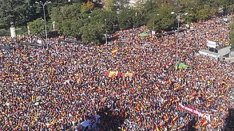 Сто и седемдесет хиляди души с испански знамена преминаха с