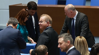 Обвито в мъглата на почивните дни заради политическата воля комисията по