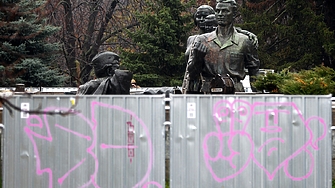 Още една фигура бе свалена от Паметника на Съветската армия