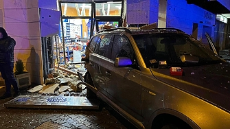 Кола се е врязала преди полунощ в магазин в София