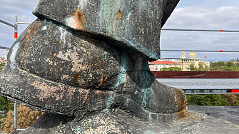 Не става ясно дали се цели реставрация на паметника и