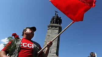 Спят сънуват и говорят по радиото Континенталните сили настъпват а