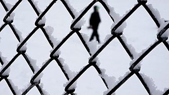 Оранжев код за обилни снеговалежи навявания и образуване на поледици