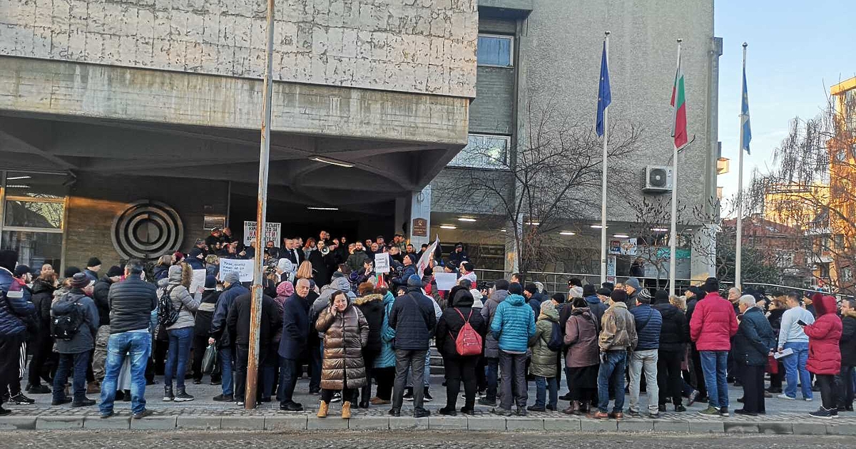 Жители на Пловдив излязоха днес пред общината, организирани от БСП
