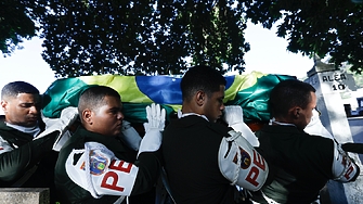 Фенове футболни хора и популярни личности отдадоха последна почит на