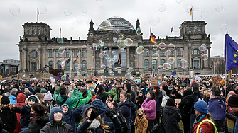 Демонстрациите срещу десния екстремизъм и партията Алтернатива за Германия АзГ