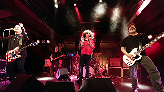 Един от основателите китарист и вокалист на влиятелната рок пънк група