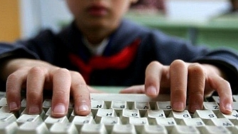 Едва 48 от родителите на тийнейджъри контролират дигиталния живот на