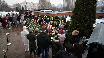 Планини от цветя от хиляди хора ознаменуваха втория ден след