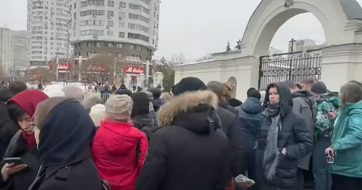 Близки и поддръжници на Алексей Навални си вземат последно сбогом