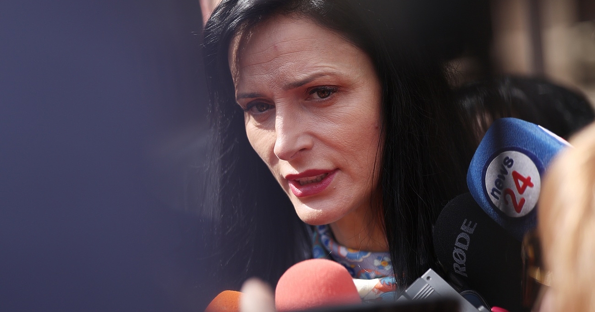 Мария Габриел подаде заявление до Народното събрание, че няма да