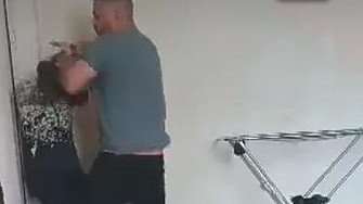 Видеоклип показващ как мъж удря и блъска главата на жена си