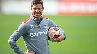 Най нашумелият треньор във футбола Шаби Алонсо изглежда ще остане още