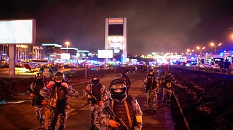 Между трима и петима нападатели откриха огън и предизвикаха пожар