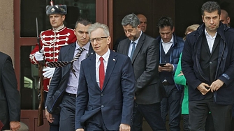 Когато гръм удари как ехото отеква Ей така малко изглеждаше