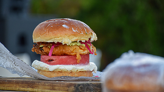 Хората които се хранят в период от по малко от осем