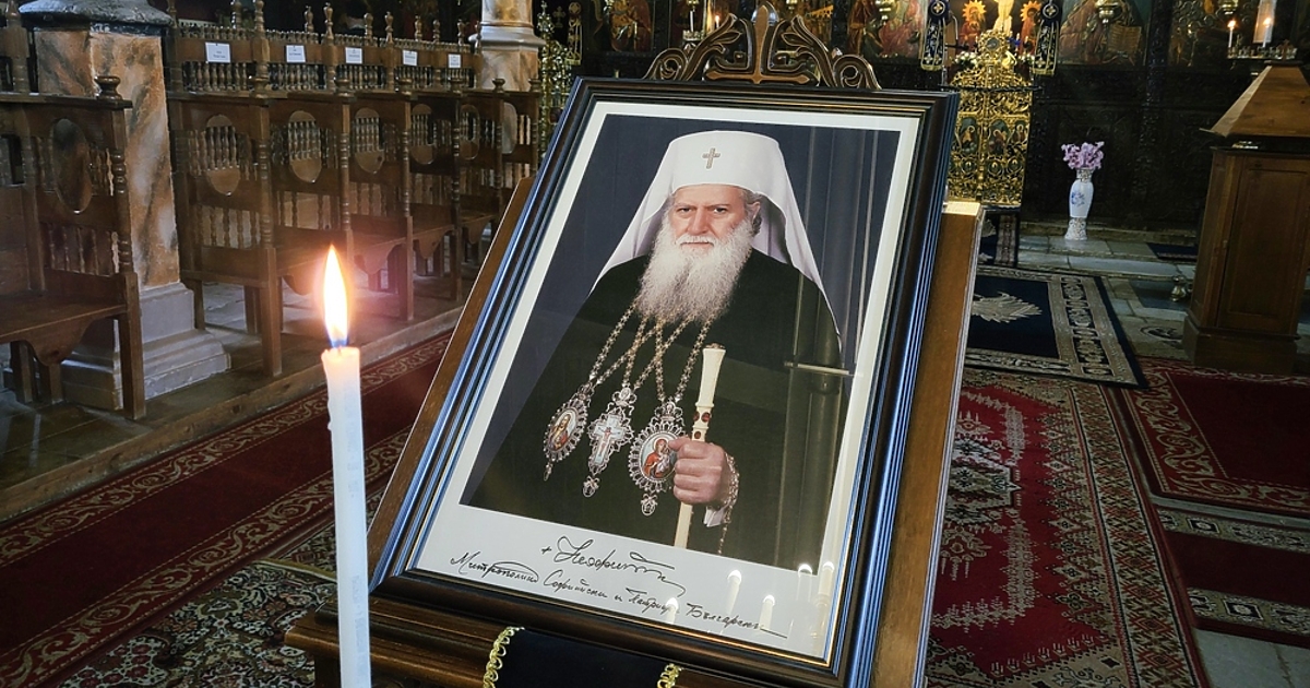 Малко преди 8 часа тленните останки на българският патриарх Неофит