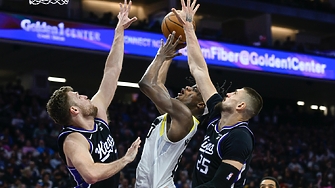 След месец и половина лечение на контузия в глезена Александър Везенков