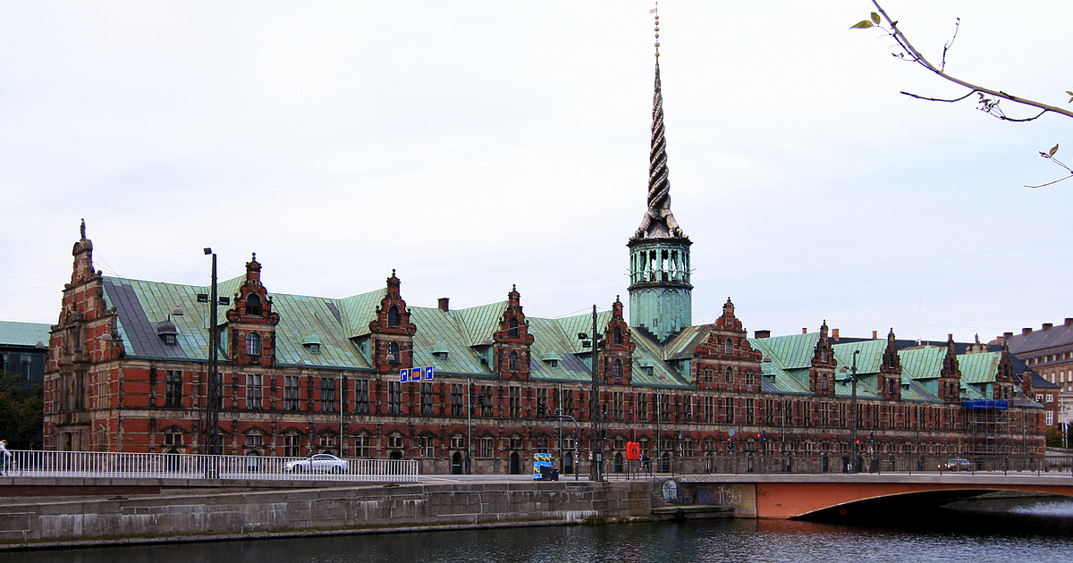 Една от най-известните сгради в Копенхаген е в пламъци: историческата