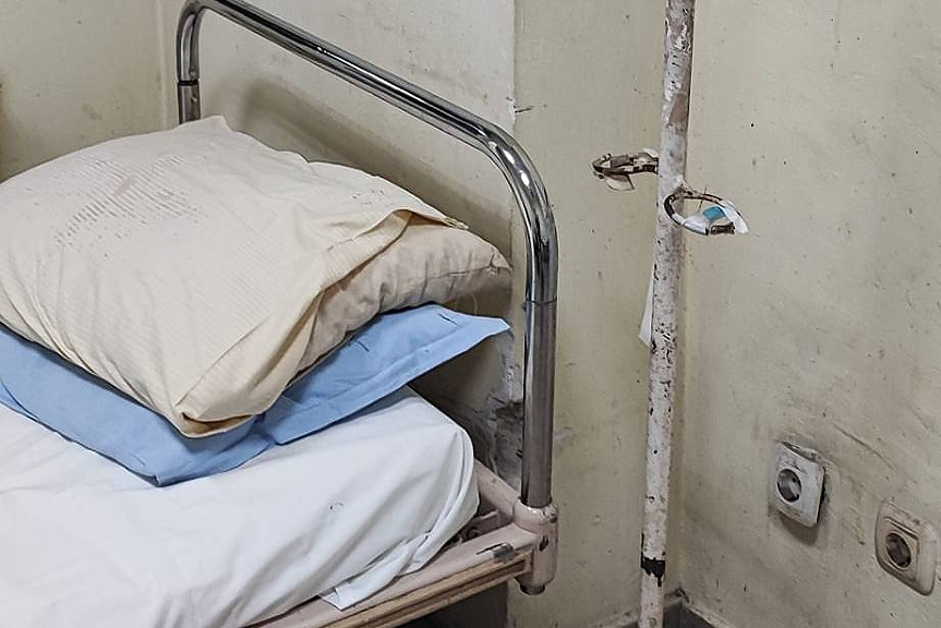 Как лекуват във Видин: гладна, жадна и вързана пациентка на 104 г. 