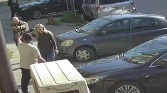 Слизам от колата отивам до ветеринарната аптека точно в този