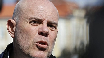 Подозирам че зад опита ми за убийство стои той Това каза