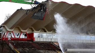 Разрушителните дейности на стадион Българска армия вървят по план и