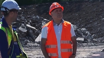 С каска на главата и светлоотразителна жилетка Христо Стоичков направи