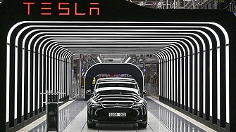 Американската автомобилостроителна компания Тесла Tesla отново понижава цените на своите