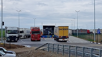 Близо 20 км опашка от товарни камиони е налице на