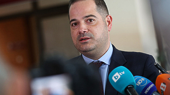 Вътрешният министър Калин Стоянов коментира днес инцидента с кола на