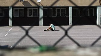 Ученик е ударил учител в коремната област по сигнала работи