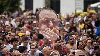 Джоуи Чеснът шампион в ежегодното състезание по ядене на хотдог