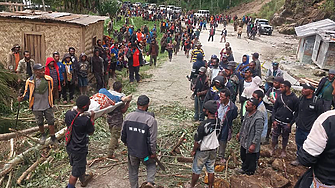 Над 300 души и повече от 1100 къщи са затрупани