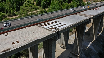 Двама души са в болница след тежка катастрофа станала през