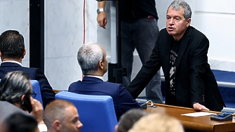 Докопали се отново до трибуната на Народното събрание депутатите от