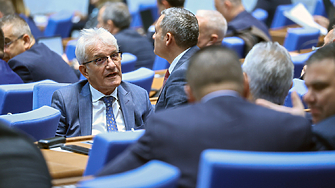 Докато всички погледи са вперени в ДПС и ще се