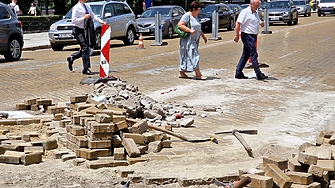 Част от емблематичните за София жълти павета се пренареждат отново