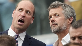 Кралят на Дания Фредерик и британският престолонаследник Уилям си стиснаха ръцете след