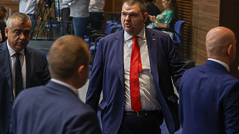 Групата на ДПС се разцепи безпрецедентно при гласуването на проектокабинета