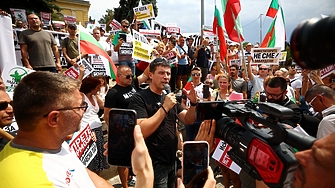 Айде войводо С този възглас и скандирания Иво Иво посрещат създателя на